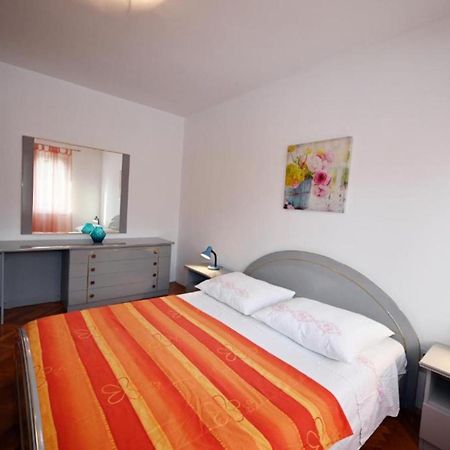 Apartments Mihovilovic - 50 M From Beach Слатине Экстерьер фото