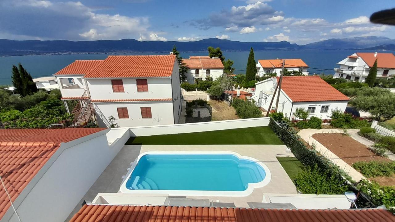 Apartments Mihovilovic - 50 M From Beach Слатине Экстерьер фото