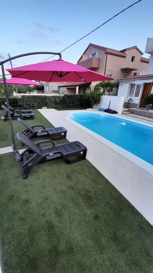 Apartments Mihovilovic - 50 M From Beach Слатине Экстерьер фото