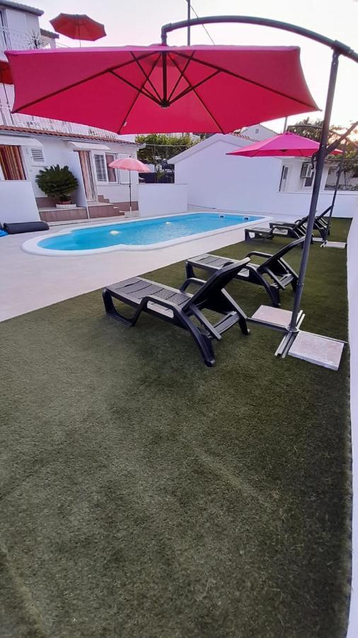 Apartments Mihovilovic - 50 M From Beach Слатине Экстерьер фото