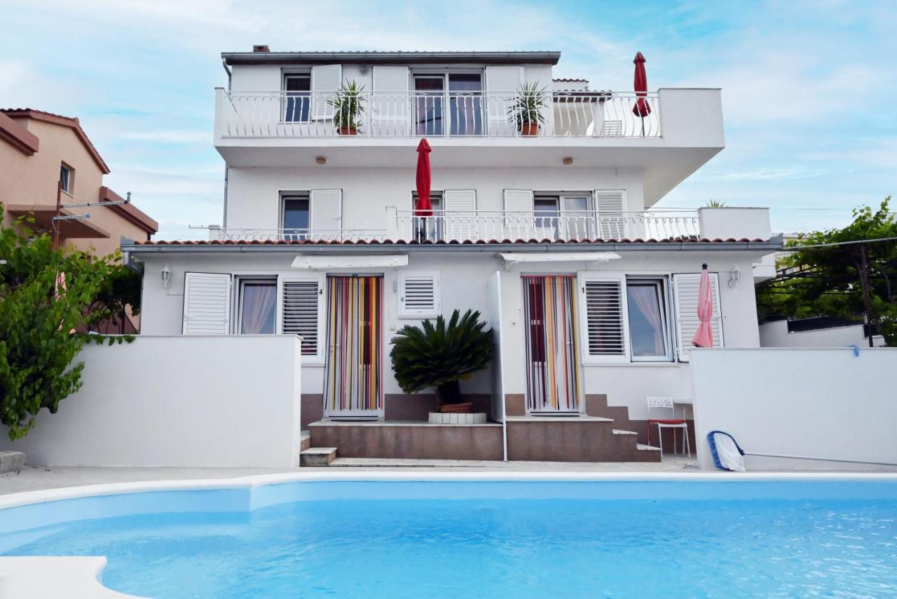 Apartments Mihovilovic - 50 M From Beach Слатине Экстерьер фото