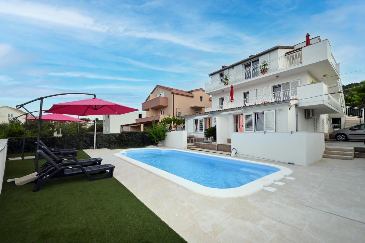 Apartments Mihovilovic - 50 M From Beach Слатине Экстерьер фото
