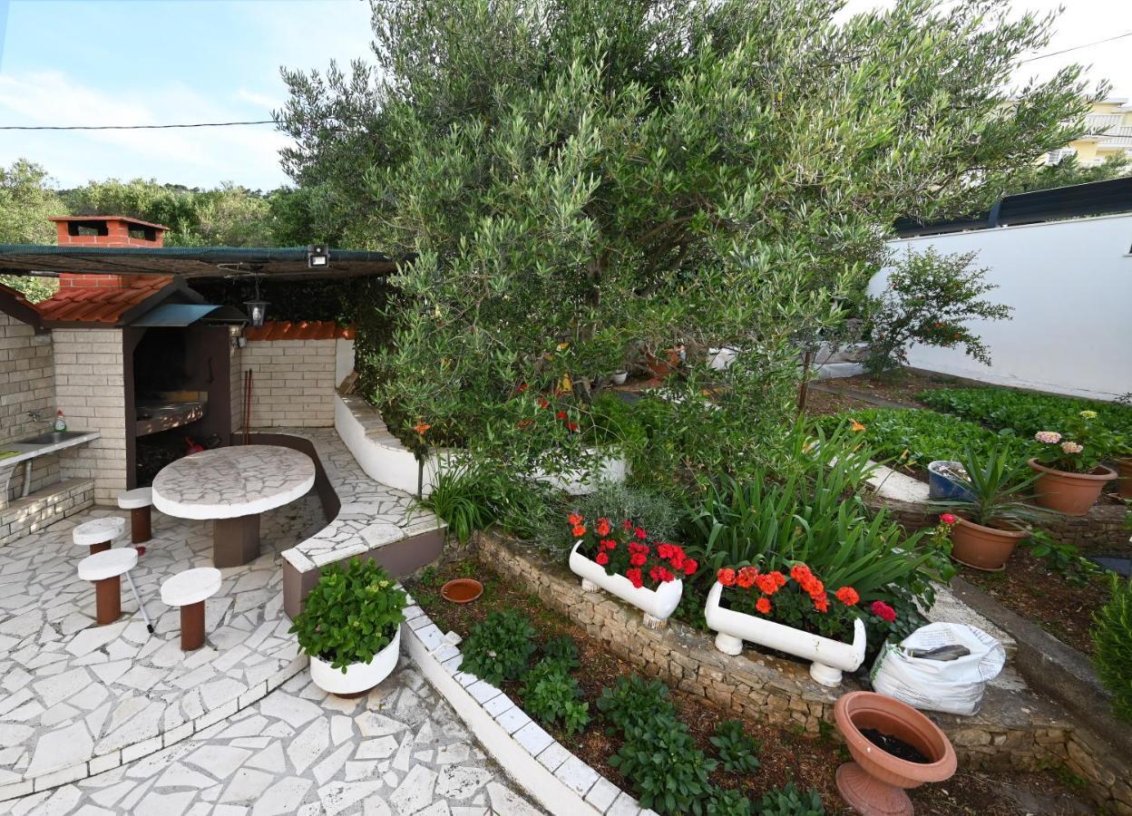 Apartments Mihovilovic - 50 M From Beach Слатине Экстерьер фото
