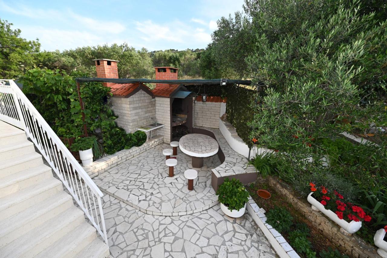 Apartments Mihovilovic - 50 M From Beach Слатине Экстерьер фото