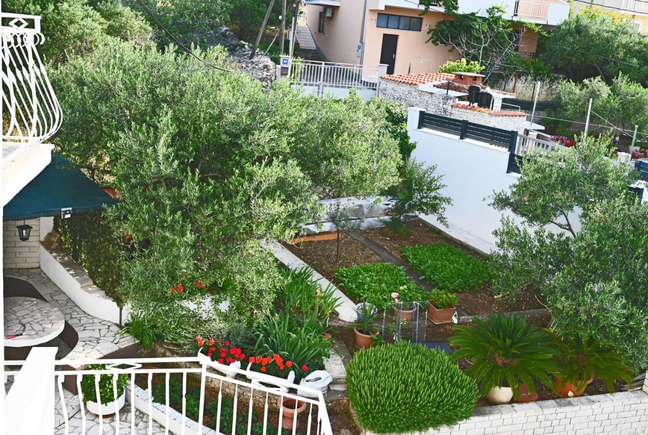 Apartments Mihovilovic - 50 M From Beach Слатине Экстерьер фото