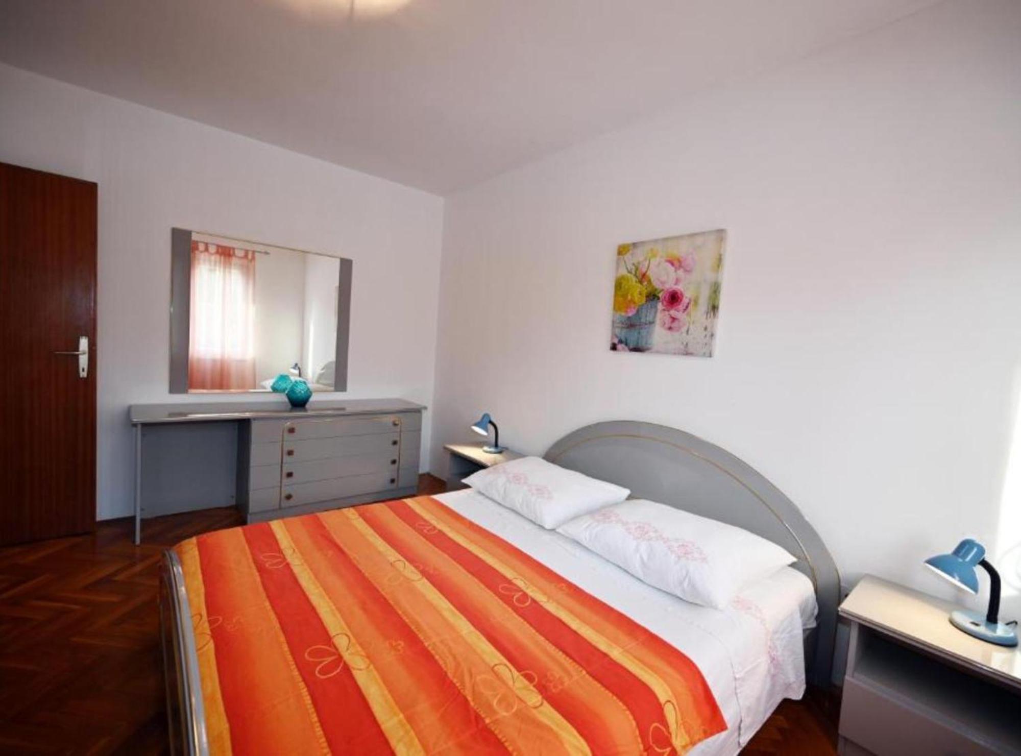 Apartments Mihovilovic - 50 M From Beach Слатине Экстерьер фото