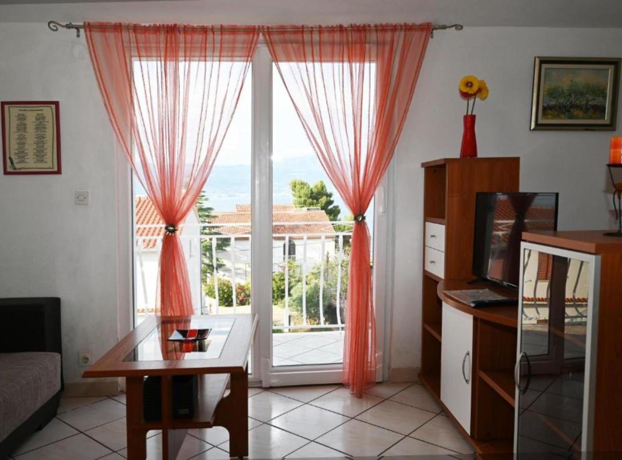 Apartments Mihovilovic - 50 M From Beach Слатине Экстерьер фото