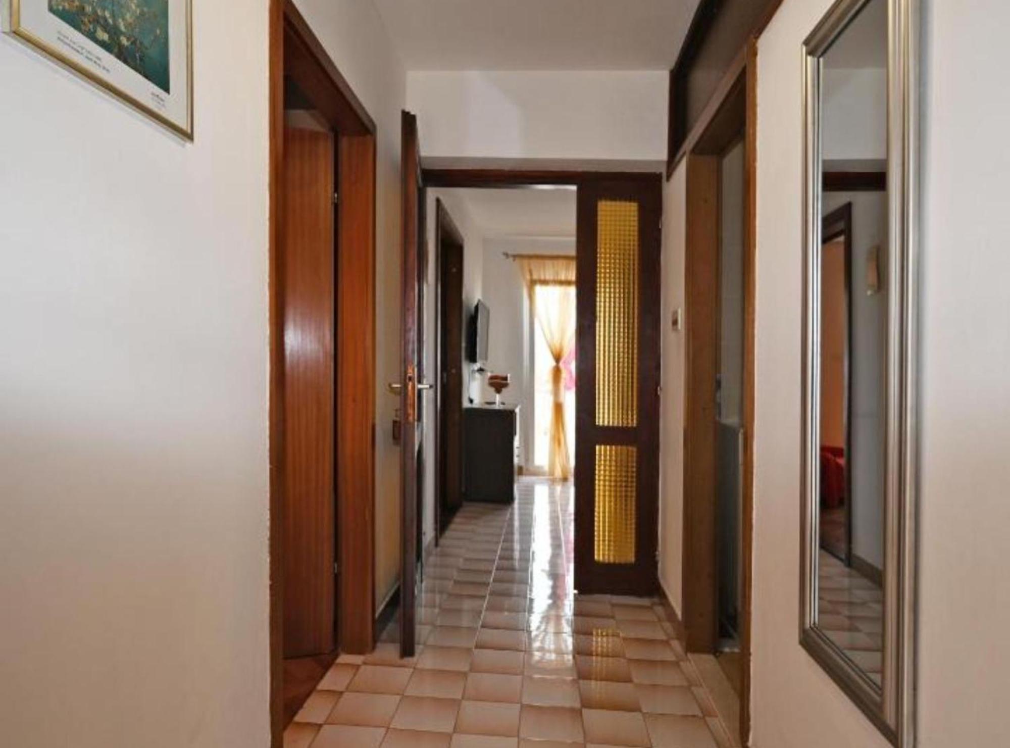 Apartments Mihovilovic - 50 M From Beach Слатине Экстерьер фото