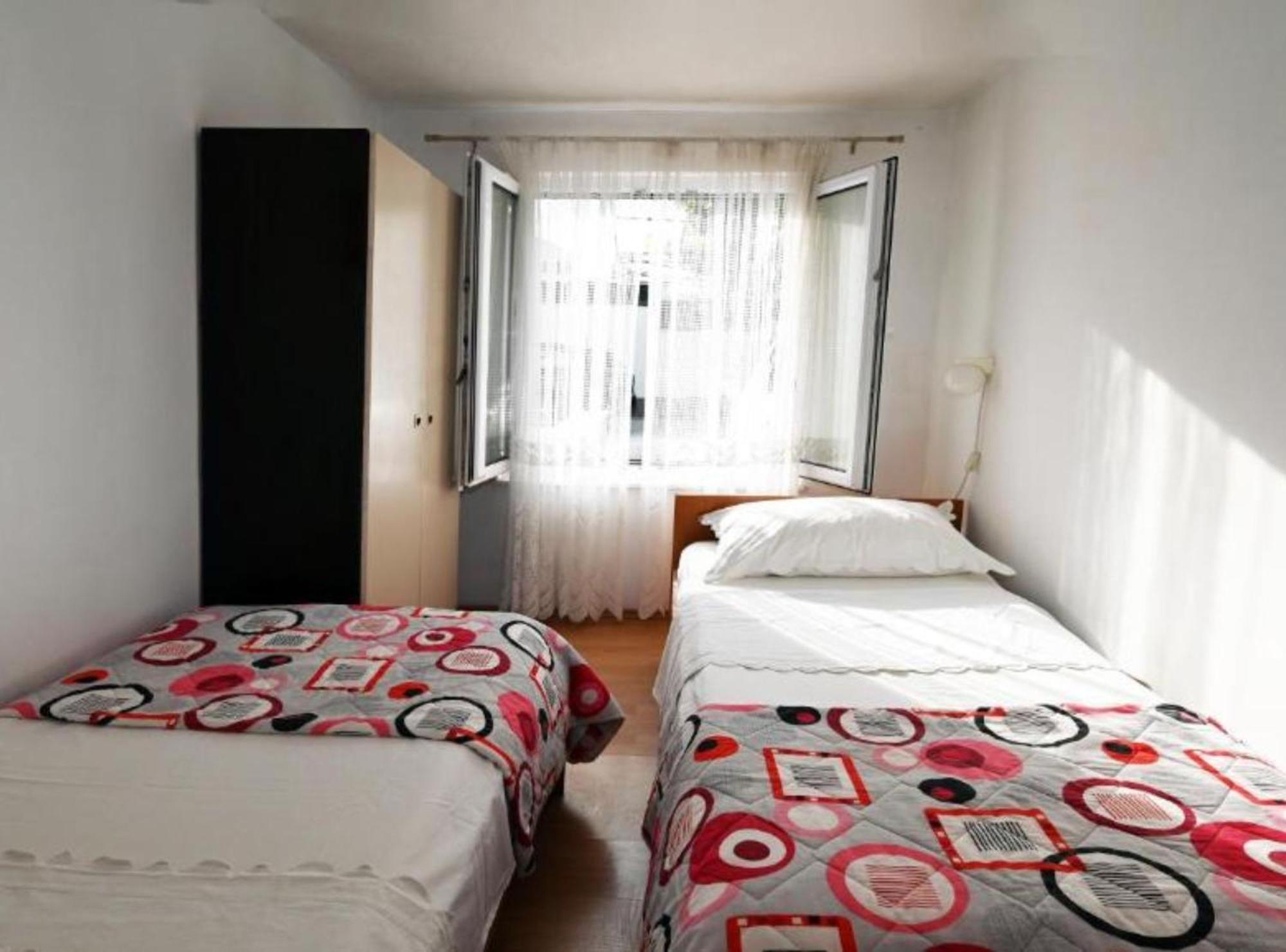Apartments Mihovilovic - 50 M From Beach Слатине Экстерьер фото