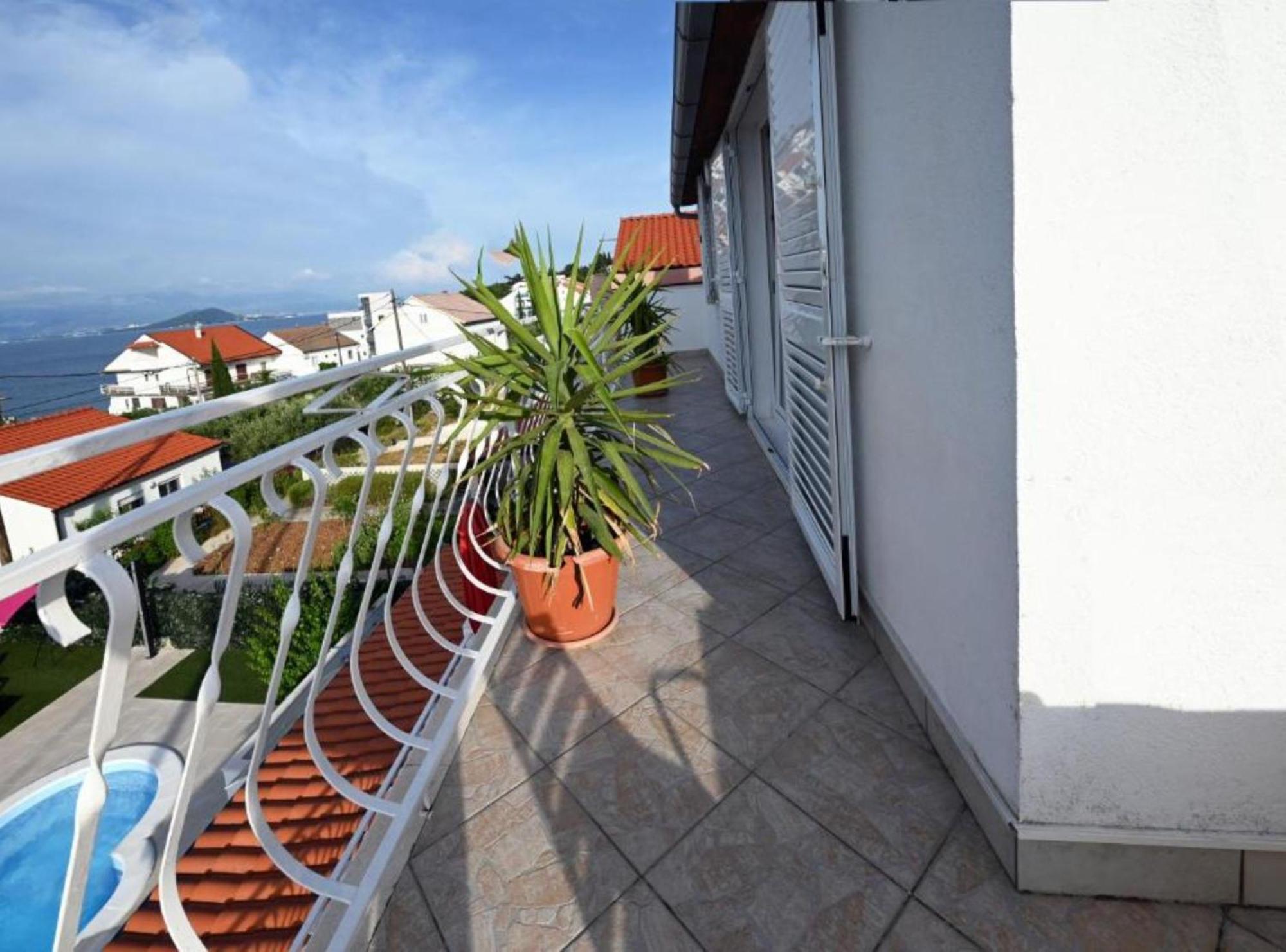 Apartments Mihovilovic - 50 M From Beach Слатине Экстерьер фото