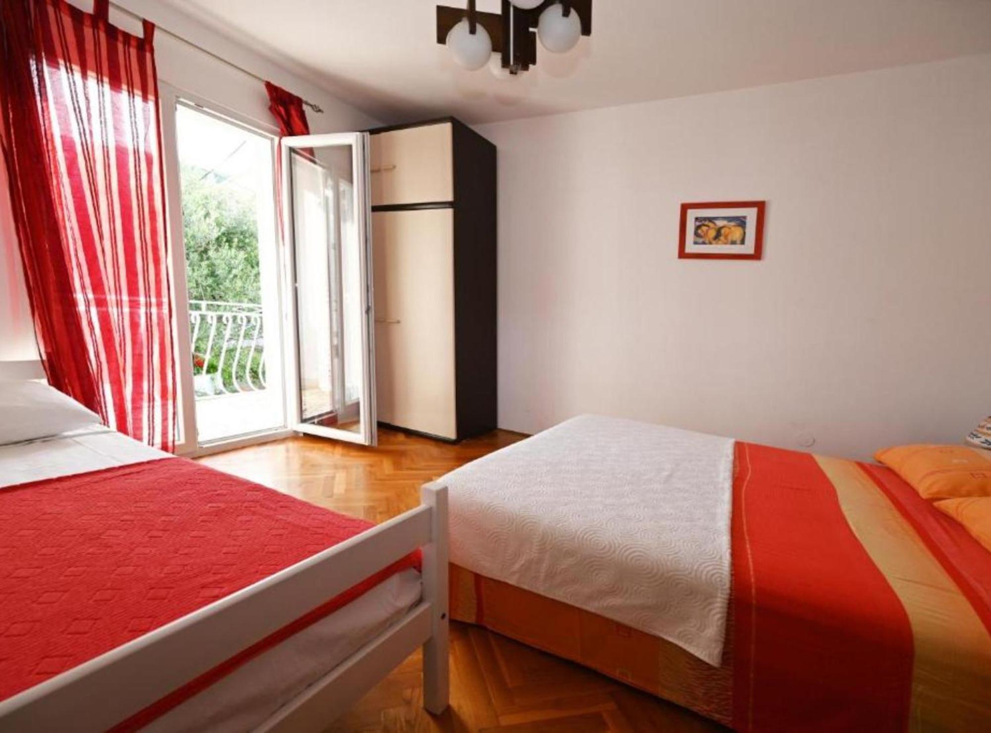 Apartments Mihovilovic - 50 M From Beach Слатине Экстерьер фото