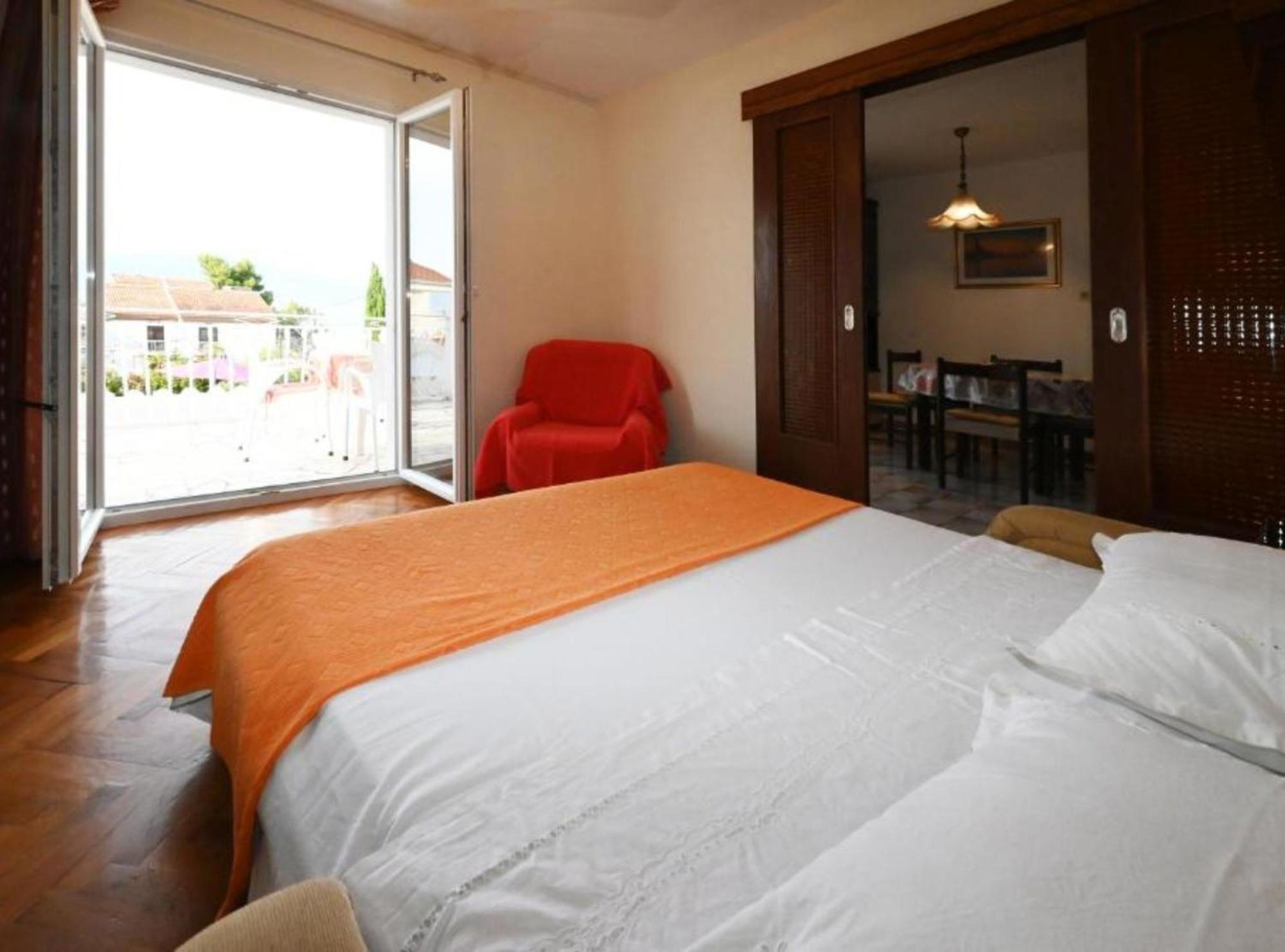 Apartments Mihovilovic - 50 M From Beach Слатине Экстерьер фото